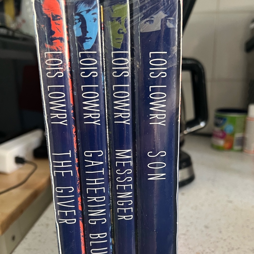 NEW Lois Lowry Book Set - The Giver Series (4books)